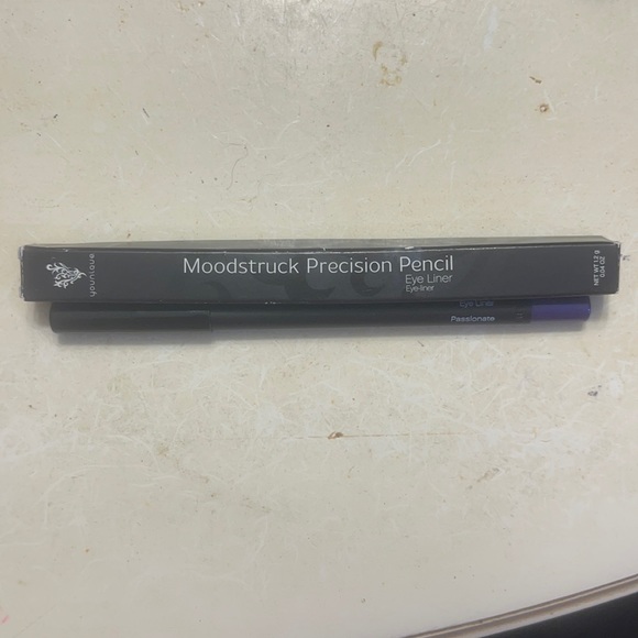 Younique Moodstruck Eyeliner in Passionate - Picture 1 of 2
